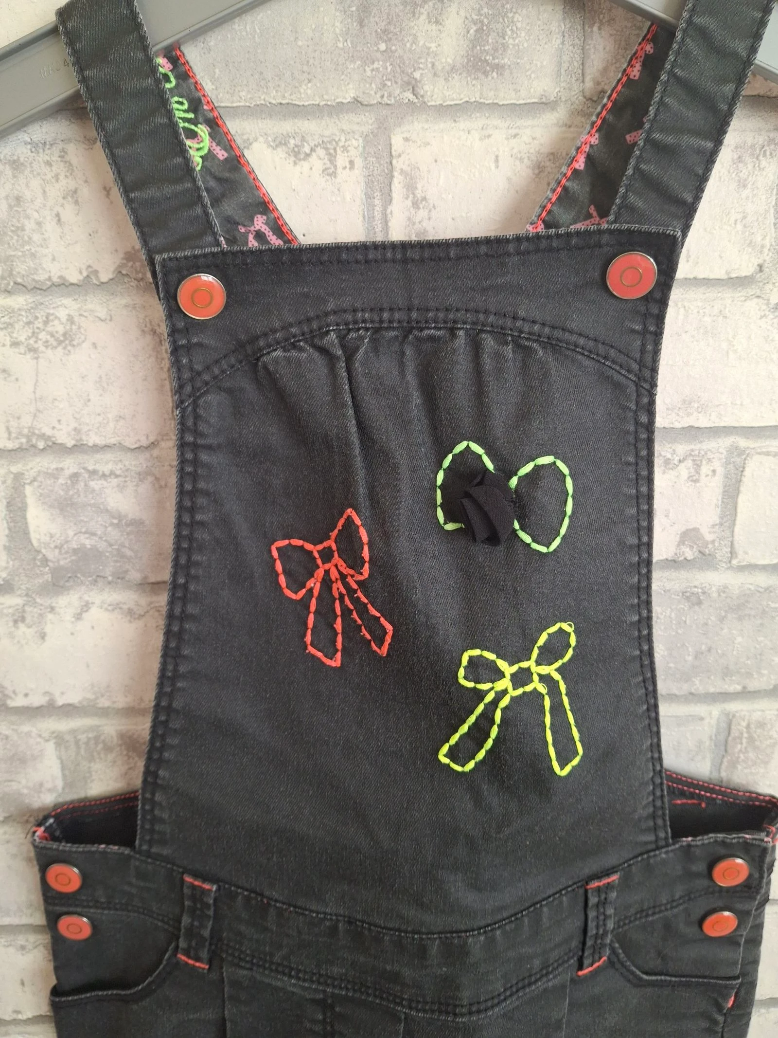 Black children's short jumpsuit with embroidered bows size 5 years – photo 2